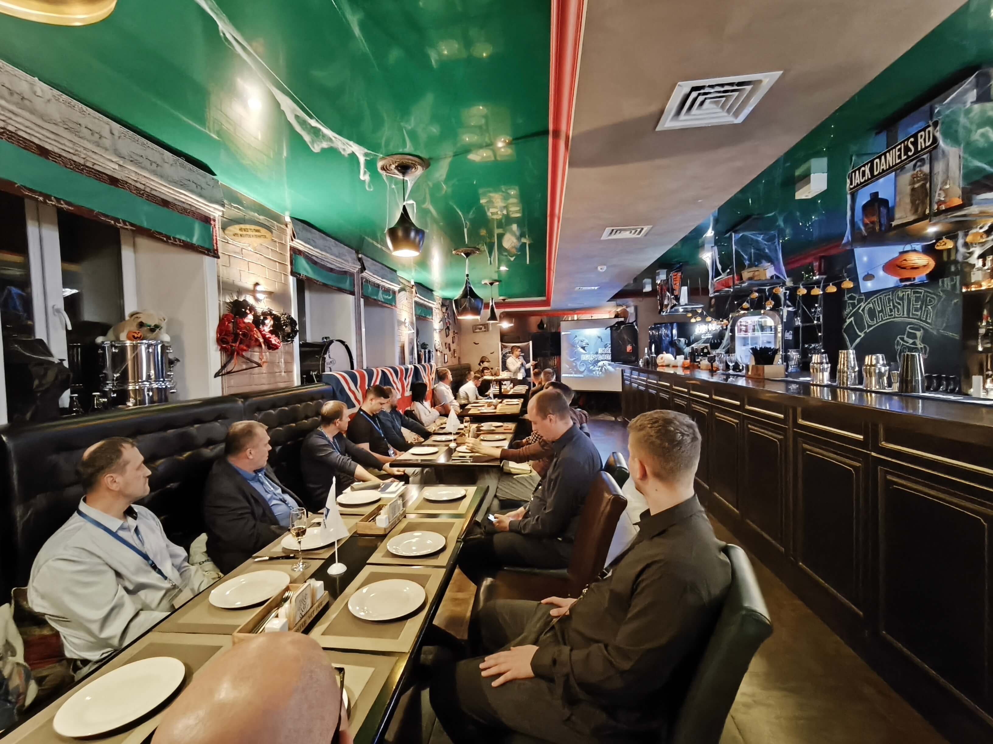 Бизнес‑ужин в хэллоуинской атмосфере