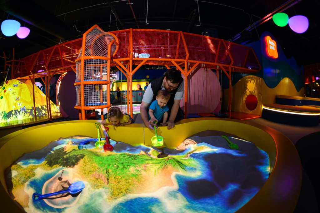Поставка оборудования для интерактивных зон парка развлечений Crazy Park в Якутске